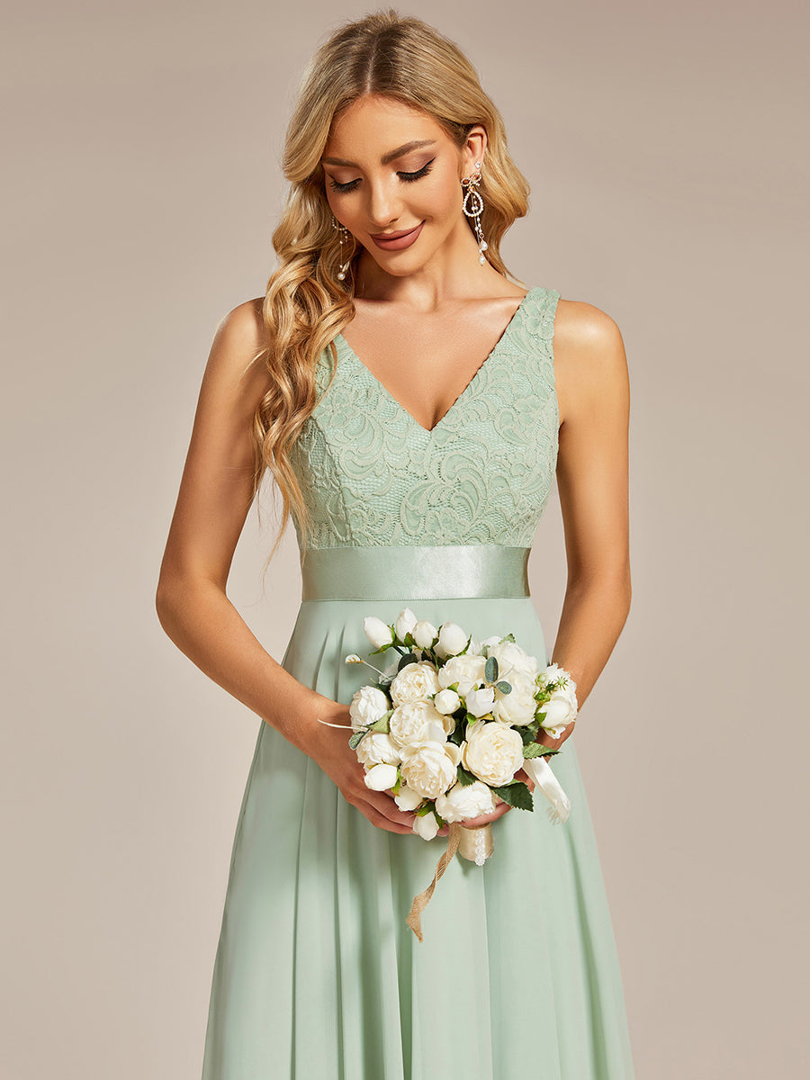 Lara™ | Außergewöhnliches Brautjungfernkleid aus Spitze und Chiffon mit V-Ausschnitt