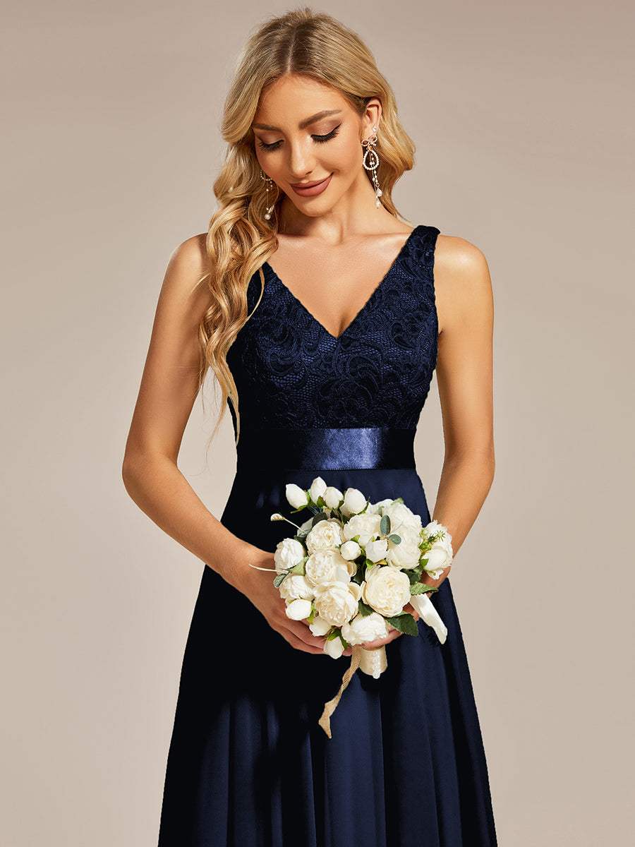 Lara™ | Außergewöhnliches Brautjungfernkleid aus Spitze und Chiffon mit V-Ausschnitt